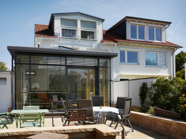 Flat roof Wintergarten with large hipped roof dome and clerestory strip on masonry – emphasis on verticality
