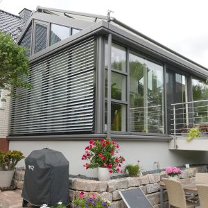 Attached lean-to Wintergarten with Steinbach corners in the facade.