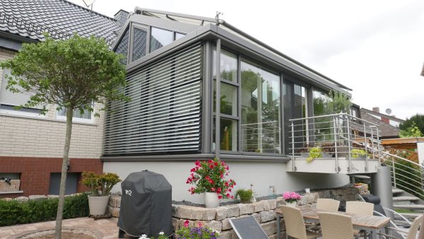 Attached lean-to Wintergarten with Steinbach corners in the facade.