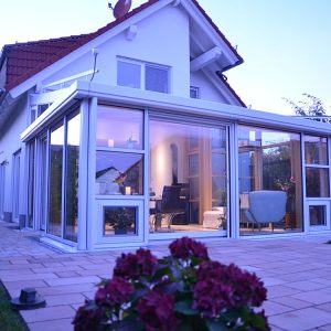 Lean‑to Wintergarten with half Steinbach corners on a pitched roof gable