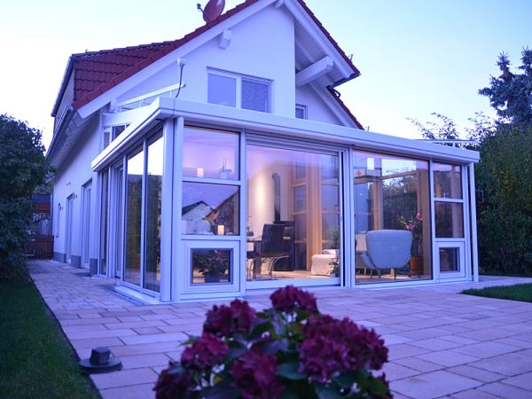 Lean‑to Wintergarten with half Steinbach corners on a pitched roof gable