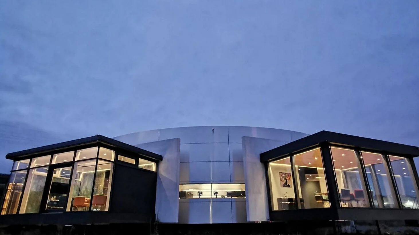Night view effects of two flat-roof sunrooms; Efectos nocturnos de dos invernaderos de techo plano; تأثيرات الليل لاثنتين من الشرفات الشمسية ذات السقف المسطح