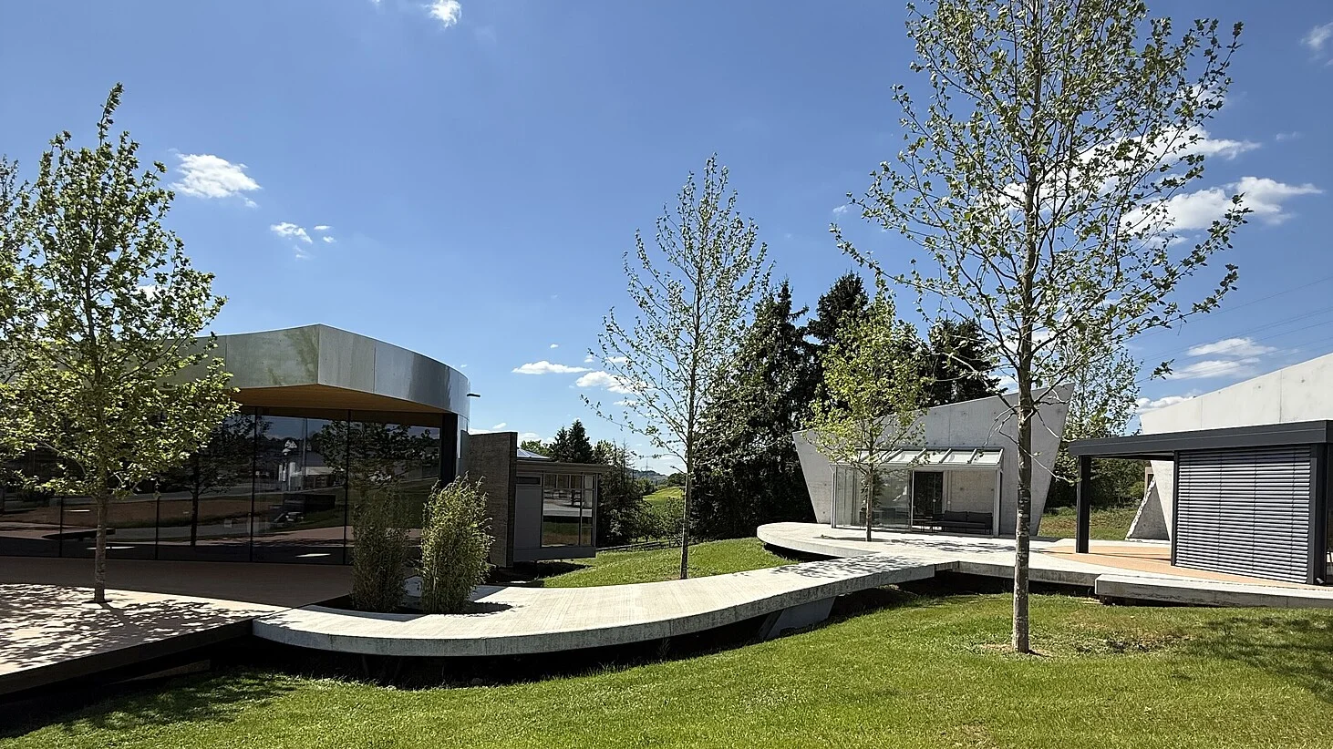 Sunny weather is the best climate for experiencing conservatory exhibits; El clima soleado es el mejor clima para experimentar las exhibiciones de invernaderos; الطقس المشمس هو أفضل مناخ لتجربة معارض الشرفات الشمسية