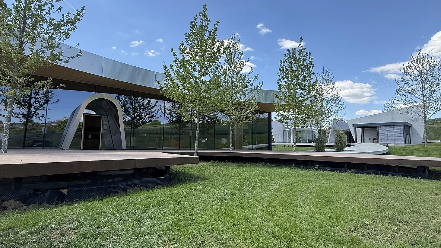 Naturally designed conservatory exhibition area; Área de exhibición de invernaderos de diseño natural; منطقة عرض الشرفات الشمسية ذات التصميم الطبيعي