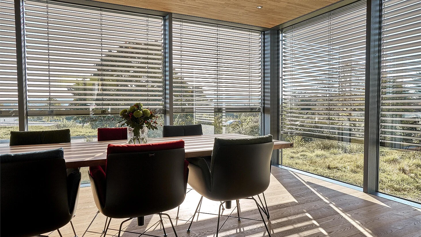 Flat-roof sunroom interior layout display effect; Efecto de visualización de la distribución interior del invernadero de techo plano; تأثير عرض التخطيط الداخلي للشرفة الشمسية ذات السقف المسطح