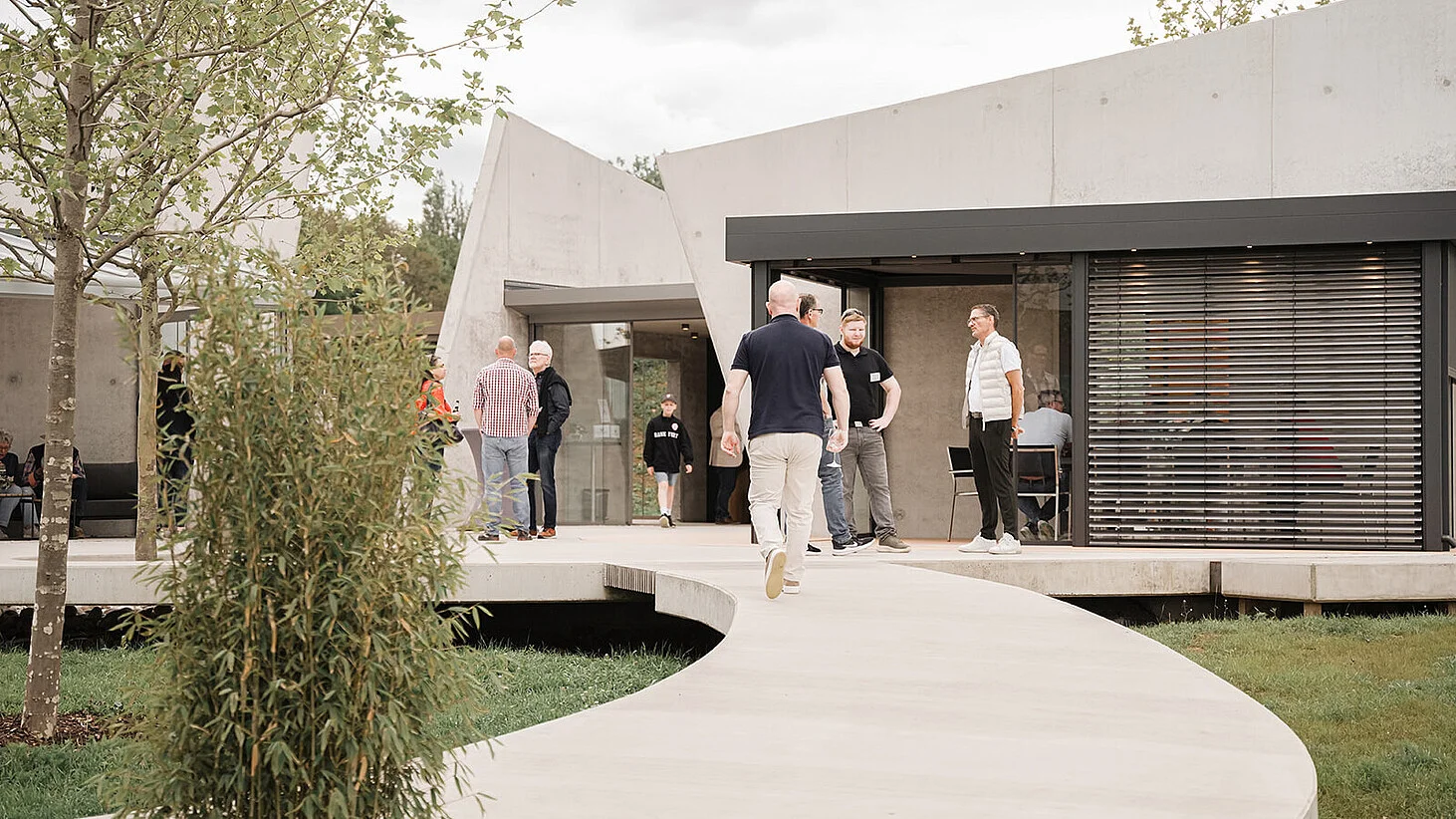 The showroom is open, with customers from various regions experiencing different types of sunrooms; La sala de exposiciones está abierta, con clientes de diversas regiones experimentando diferentes tipos de invernaderos; صالة العرض مفتوحة، مع عملاء من مناطق مختلفة يجربون أنواعًا مختلفة من الشرفات الشمسية