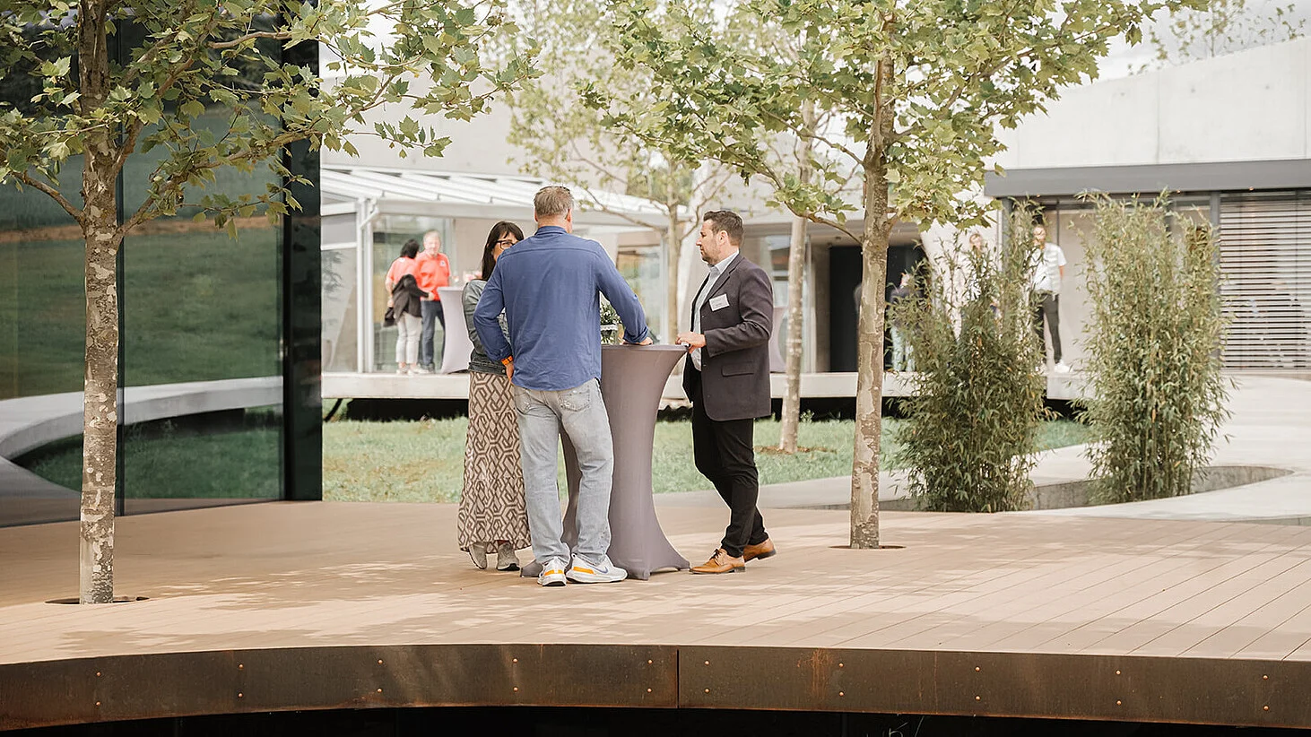 Our salesperson is explaining the performance of the sunroom product to a couple; Nuestro vendedor está explicando el rendimiento del producto de invernadero a una pareja; يشرح مندوب المبيعات لدينا أداء منتج الشرفة الشمسية لزوجين