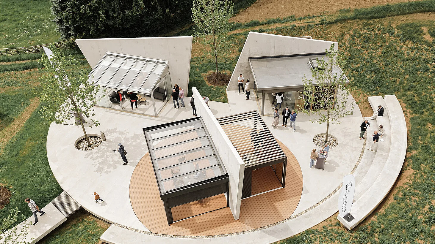 Overhead view of several sunroom samples in different styles; Vista superior de varias muestras de invernaderos en diferentes estilos; منظر علوي لعدة عينات من الشرفات الشمسية بأنماط مختلفة