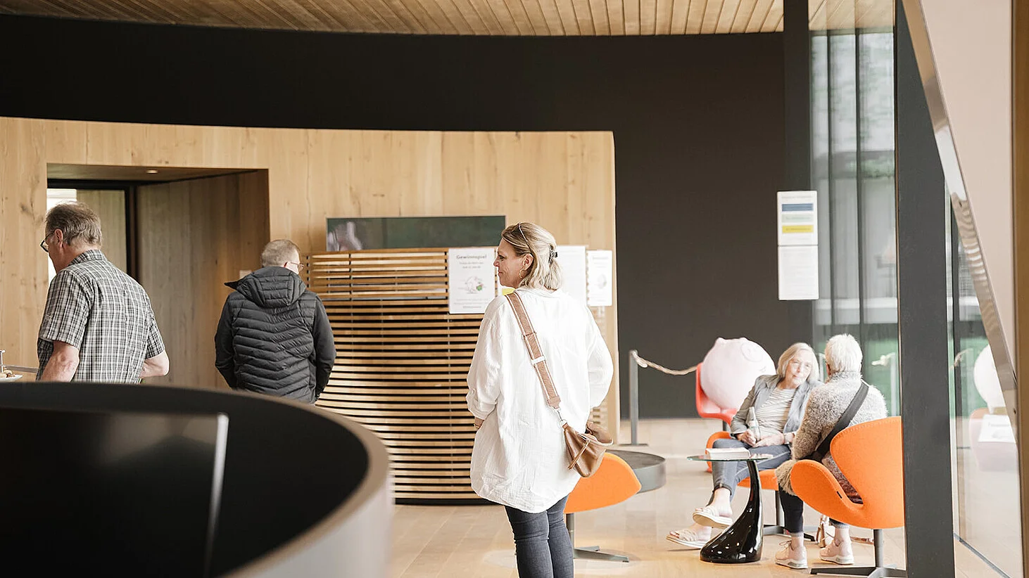 In the showroom hall, you can choose various accessories, lamps, color cards, etc. by comparing samples; En el hall de la sala de exposiciones, puede elegir varios accesorios, lámparas, tarjetas de colores, etc. comparando muestras; في قاعة صالة العرض، يمكنك اختيار العديد من الملحقات والمصابيح وبطاقات الألوان وما إلى ذلك من خلال مقارنة العينات