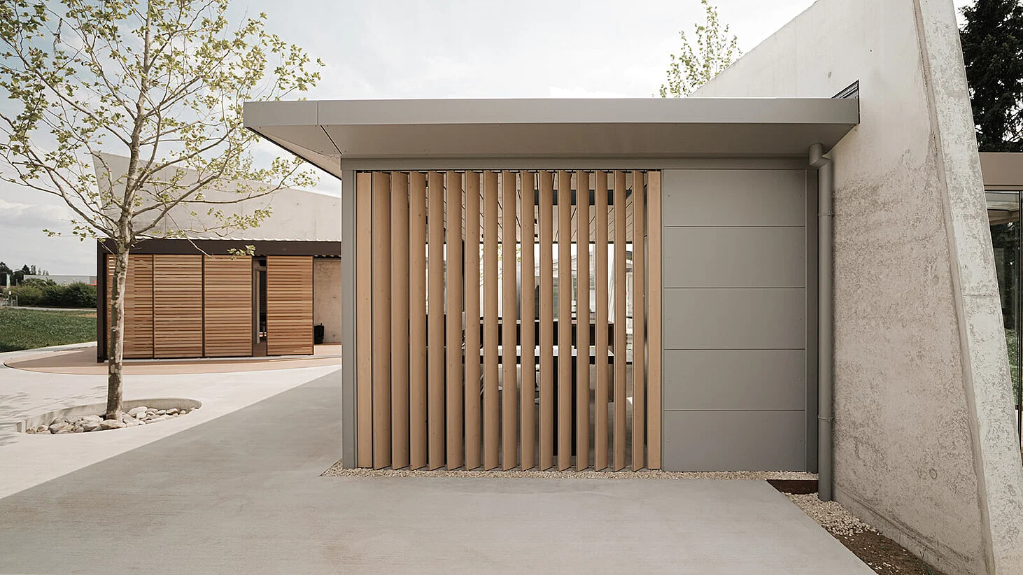 Several new types of sunroom facade shading systems; Varios nuevos tipos de sistemas de sombreado de fachadas de invernaderos; عدة أنواع جديدة من أنظمة تظليل الواجهات للشرفات الشمسية